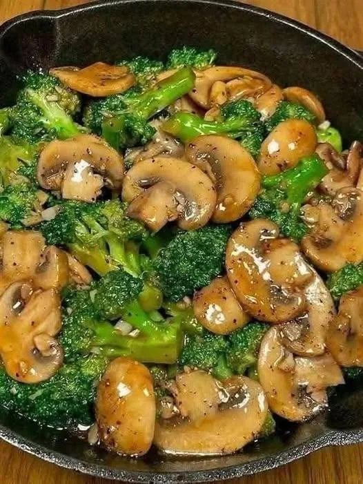 Mediterranean Sautéed Mushroom and Broccoli Stir-Fry
