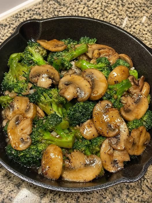 Keto Sautéed Mushrooms and Broccoli Stir-Fry