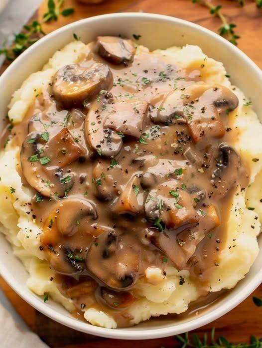 Vegan Mushroom Sauce With Mashed Potatoes