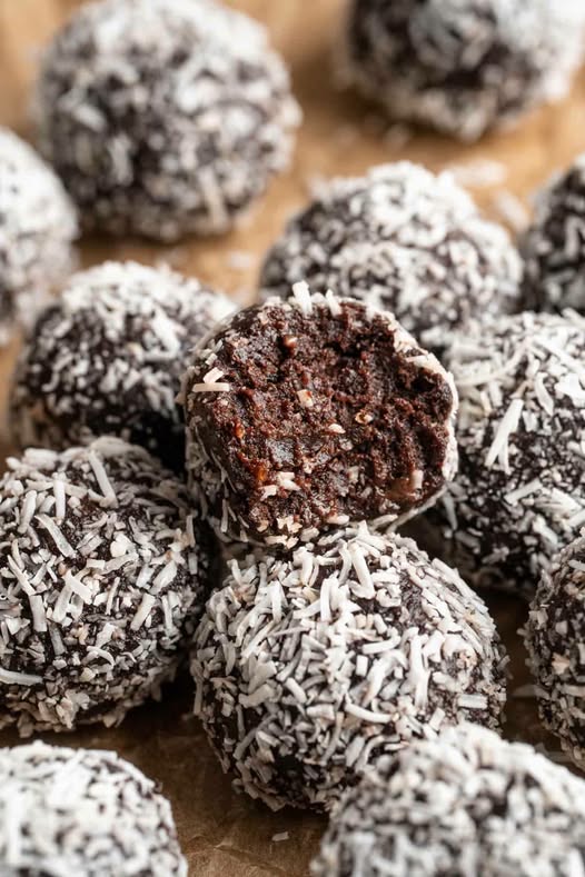 Vegan No-Bake Energy Chocolate Bites (Tastes Like Brownies)