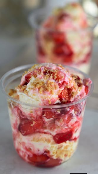Protein Strawberry Crunch Fluffy Yogurt (257 Calories, 29g Protein)