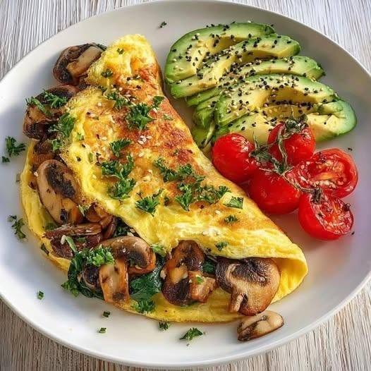 Low-Carb Mushroom & Spinach Omelette with Fresh Avocado and Cherry Tomatoes