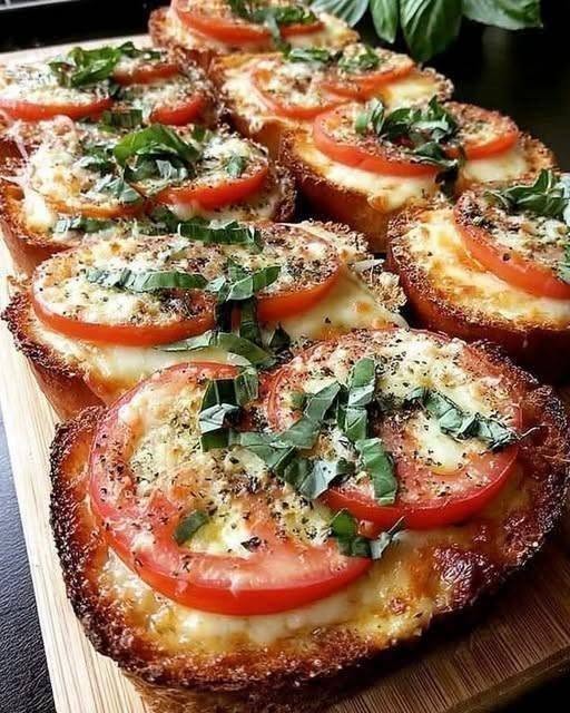 Cheesy Tomato Basil Garlic Bread – Quick Oven-Baked Recipe