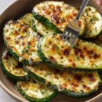🧀🥒 Cheesy and Crispy Garlic Zucchini Steaks – The Ultimate Low-Carb Side Dish!