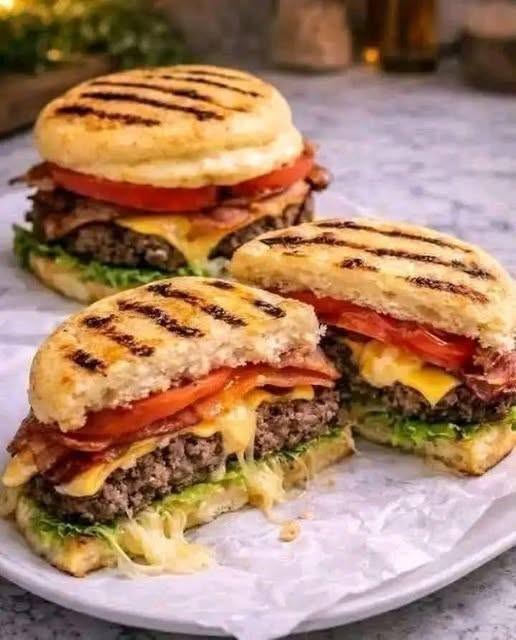 Grilled English Muffin Cheeseburger – Juicy, Crispy & High-Protein